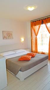 um quarto com 2 camas e uma janela em Villetta Ulivi CA7 sun terrace by Gardadomusmea em Tremosine Sul Garda