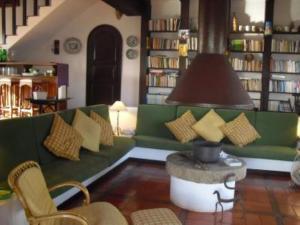 コスタ・ノヴァにあるCasa do Bico da Biaritzのリビングルーム(緑のソファ、テーブル付)
