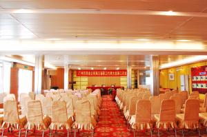 ein Zimmer mit Sitzreihen in einem Gebäude in der Unterkunft Xin Hua Hotel Guangzhou in Guangzhou