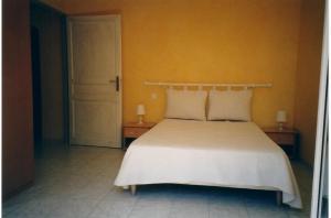 A bed or beds in a room at Ecrin de verdure sur Le Lavandou - Classement Tourisme 3 Etoiles