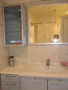 Phòng tắm tại Ecrin de verdure sur Le Lavandou - Classement Tourisme 3 Etoiles