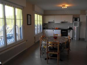 une cuisine et une salle à manger avec une table et des chaises dans l'établissement Au gite des viviers de la houle, à Cancale