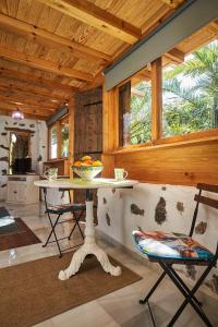 - une salle à manger avec une table et deux chaises dans l'établissement Villa Palmeras Canarias, à Uga