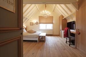 a bedroom with a bed and a desk in a room at B&B Villa Sans Soucis in Nieuwpoort