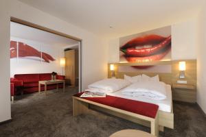 Un pat sau paturi într-o cameră la Geniesserhotel Alpin GmbH