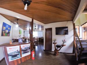 - un salon avec un plafond en bois dans l'établissement Pousada Recanto do Sabiá, à Abraão