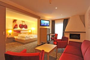 Un pat sau paturi într-o cameră la Geniesserhotel Alpin GmbH