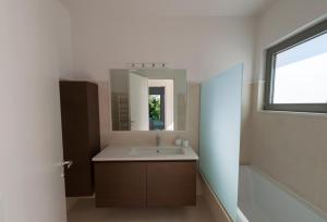 un bagno con lavandino e specchio di Villa Gonia a Gonia