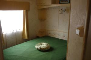 Un pat sau paturi într-o cameră la Mobile Home Le Clos de See