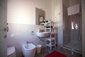 Un baño con lavabo, inodoro y ducha. en Casa Venus IEO, en Milán