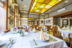 Un restaurante o sitio para comer en Hotel Pod Věží