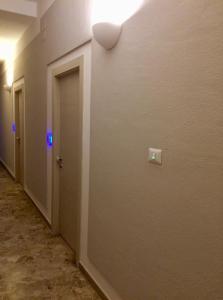 a hallway with a door and a light on the wall at Residence Ducale in Rodi Garganico