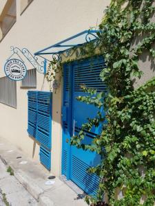 una puerta azul en el lateral de un edificio en Studio Ana Laura, en São Paulo