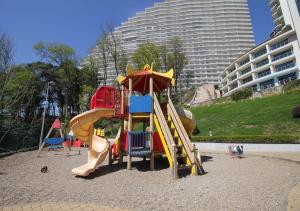 A área de jogos para crianças em Akter Galaxy Apartment