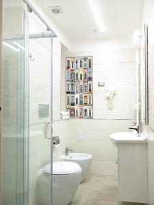 y baño con ducha, aseo y lavamanos. en B&B Ricci en Livorno
