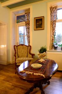 シンペルフェルトにあるAnno1905のリビングルーム(コーヒーテーブル、椅子付)