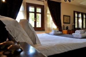 A bed or beds in a room at Anna's Mansion