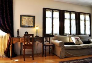 A seating area at Anna's Mansion
