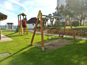 un parque con parque infantil con columpios en SkySea Holidays MI CAPRICHO, en Sitio de Calahonda