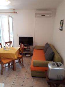 een woonkamer met een bank en een tafel bij Villa Iris in Šibenik