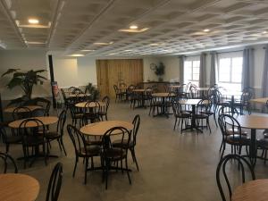 a room full of tables and chairs with tables and chairsktop at San Marco Hotel Curacao & Casino in Willemstad