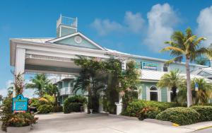 a building with palm trees in front of it at Capt Hirams Resort in Sebastian