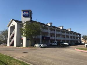 un hotel con coches aparcados delante en InTown Suites Extended Stay Houston TX - Pasadena, en Pasadena