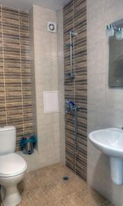 une salle de bains avec toilettes et lavabo dans l'établissement Комплекс Шуменско плато, à Choumen