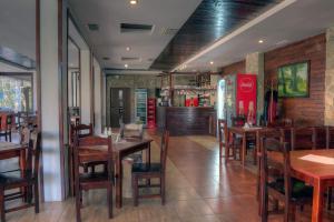 un restaurant avec des tables et des chaises en bois et un bar dans l'établissement Комплекс Шуменско плато, à Choumen 16 autres photos