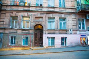 第比利斯Absolute Apartment的街上有门的旧建筑 更多5张照片