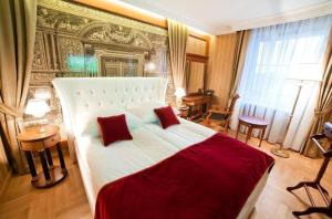
Łóżko lub łóżka w pokoju w obiekcie GRAND HOTEL Kielce
