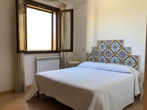 VillagraziaにあるVilla Gelsominoのベッドルーム(ベッド1台、窓付)