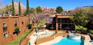 un complexe avec une piscine avec des montagnes en arrière-plan dans l'établissement Villas of Sedona, a VRI resort, à Sedona