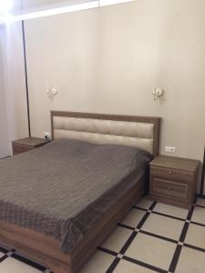 una camera con un letto e due comodini di Амир a Gagra