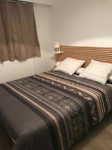 Een bed of bedden in een kamer bij Hôtel du port