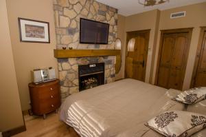 Postel nebo postele na pokoji v ubytování Luxurious Equinoxe Ski-in/Ski-out + 35 fotografií