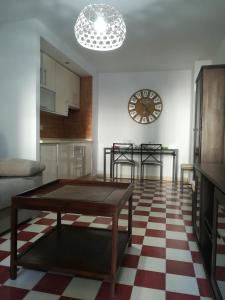 タリファにあるApartamento Gravina 3のリビングルーム(テーブル、壁掛け時計付)