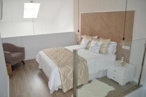 A bed or beds in a room at New Luxury Duplex Castle Harbour Cristianos