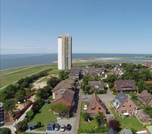 eine Luftansicht eines Wohnviertels mit einem hohen Gebäude in der Unterkunft Haus Weimann in Büsum