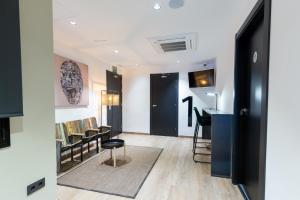 Airhostel Barcelona Airport 24h的电视和/或娱乐中心