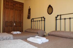 Habitación con 3 camas y toallas blancas. en Cotanilla, en Cubillo 29 fotos más