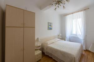 a bedroom with a bed and a dresser at Affittacamere Anna Michielini in Riomaggiore