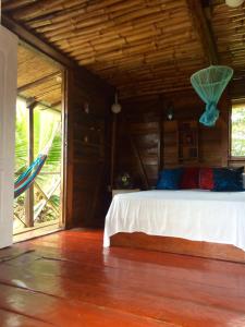 ein Schlafzimmer mit einem Bett und einem großen Fenster in der Unterkunft Beverly's Hill Guest House in Bocas del Toro