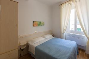 a bedroom with a bed and a window at Affittacamere Anna Michielini in Riomaggiore