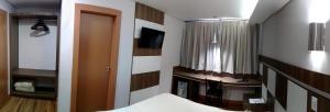 1 dormitorio con 1 cama y TV en una habitación en Hotel Maestro Villa Do Lago Toledo, en Toledo