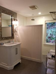 A bathroom at China Creek Cottages