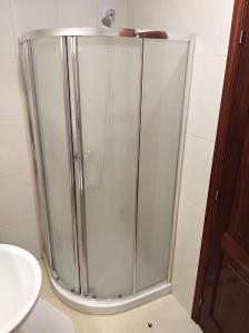 バハマルにあるArmoniaのバスルーム(ガラスドア付きのシャワー付)