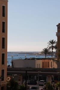 vistas a una ciudad con edificios y al océano en Stylish 2 Room Flat 60 meters to the beach en Niza