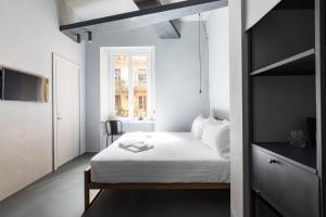 A bed or beds in a room at Pietra - The Italian Stay Collection