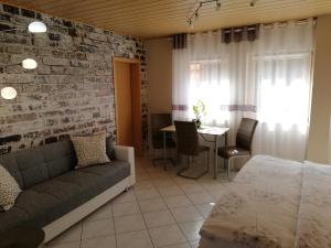 een woonkamer met een bank en een tafel bij Apartment Mona in Wetzlar